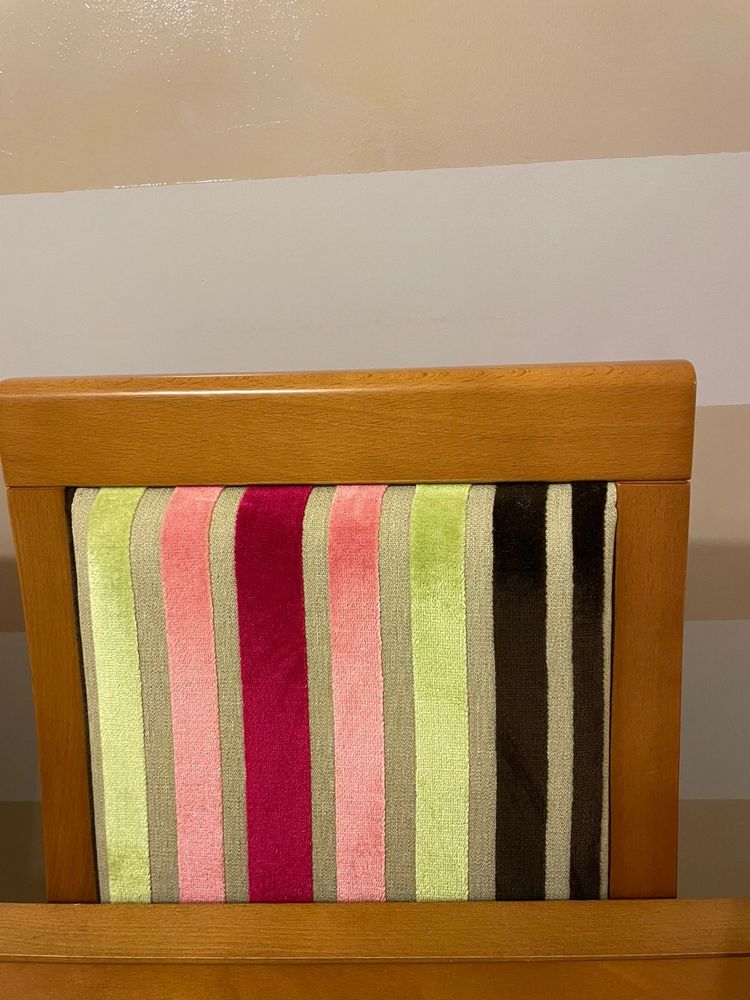 Mesa de jantar extensível em cerejeira e 4 cadeiras forradas a tecido