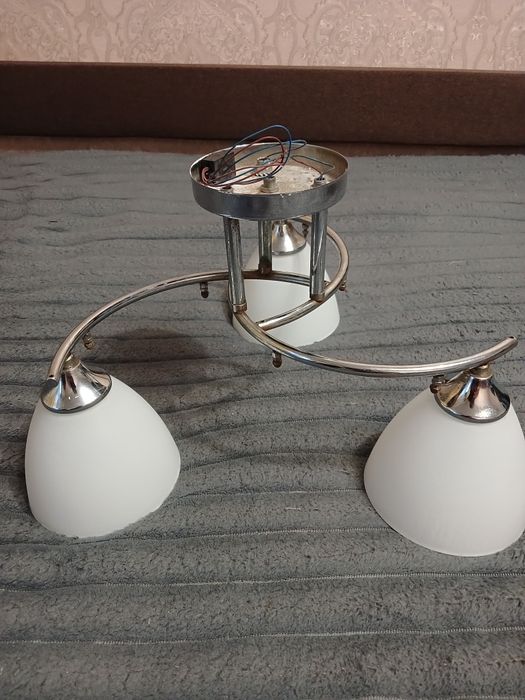 Люстра на 3 плафони,стан хороший