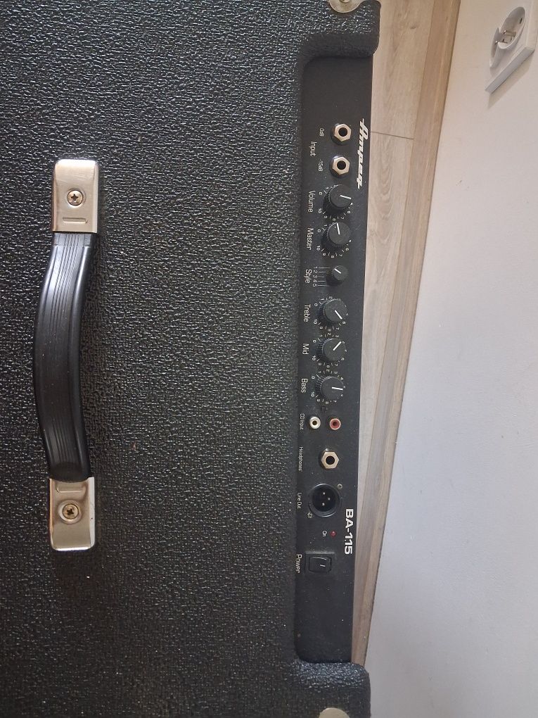 Ampeg BA 115 wzmacniacz basowy