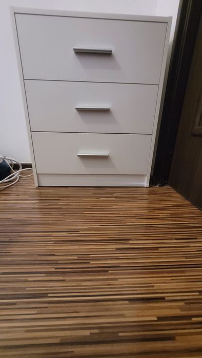 Biała komoda z trzema szufladami