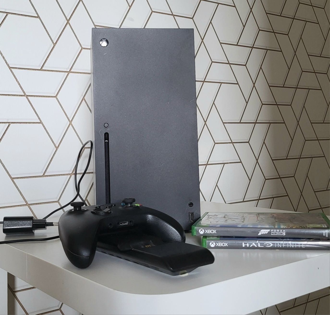 Konsola XBOX series X 1 TB + ładowarka do kontrolerów + dwie gry