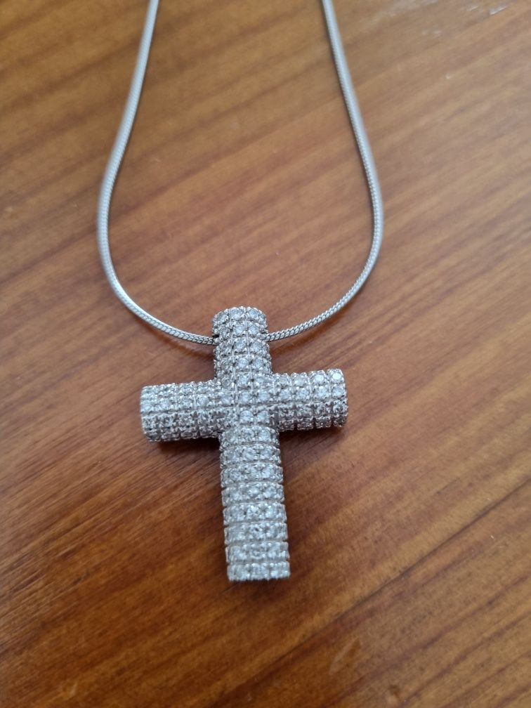 Cruz com fio com 145 diamantes ouro peso 15 grs