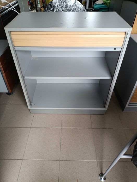 Mała szafka biurowa z roletą.