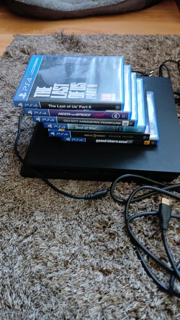 PlayStation 4 (PS4) z padem i 6 grami oraz całym okablowaniem