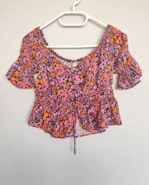 Krótki crop top z wiązaniem
