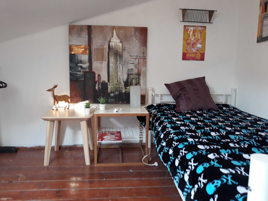 Quarto c/ WC PRIVADO num SOTÃO TETO BAIXO. Centro Lisboa