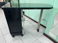 Mesa com tampo em vidro