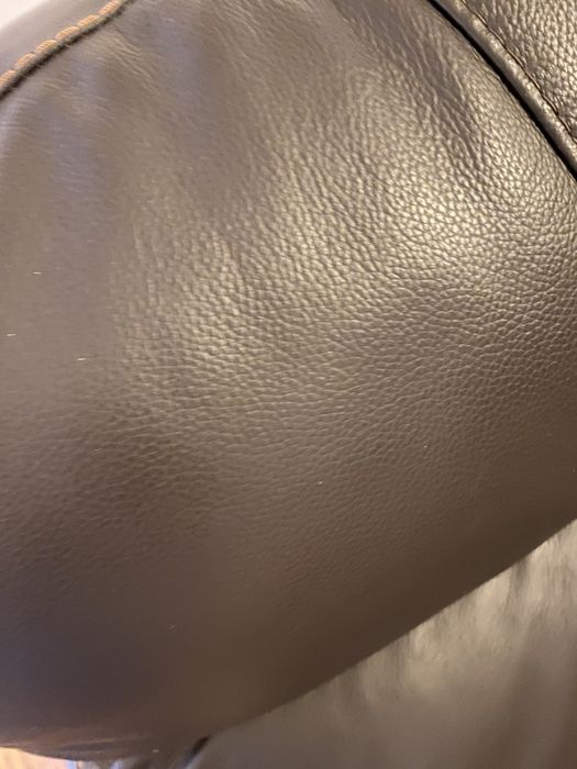 Sofa de pele castanho