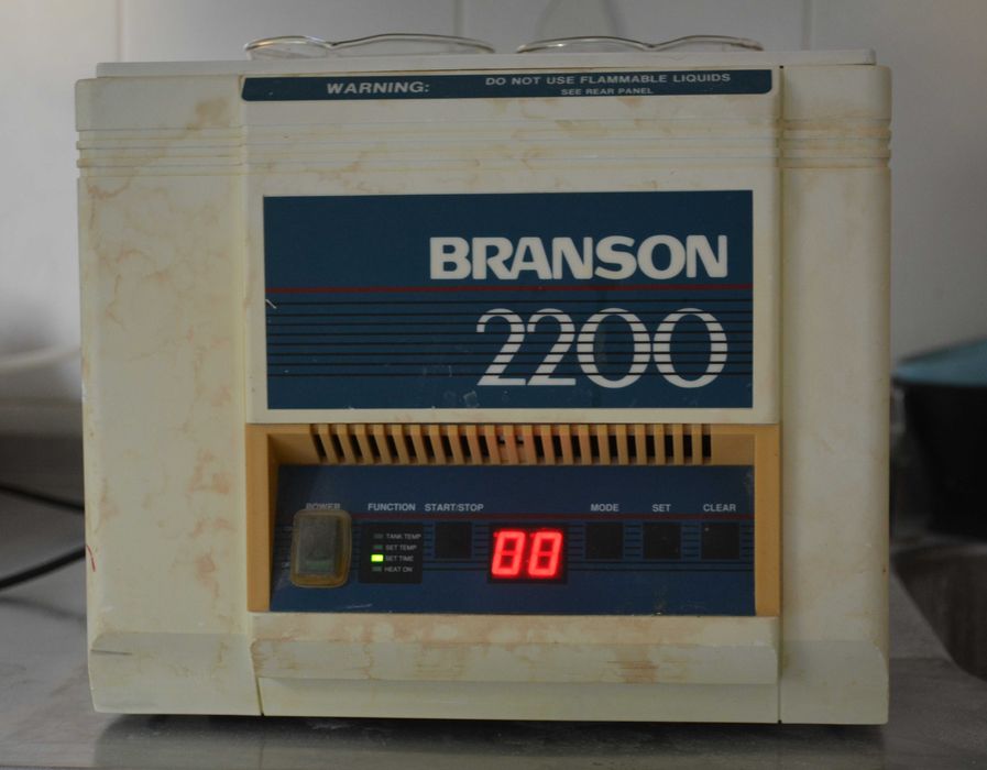 Equipamento de laboratório em boas condições