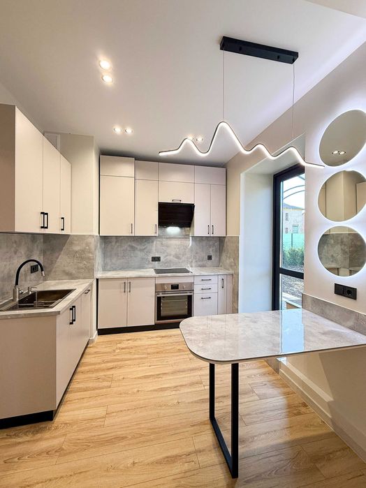 Квартира в центрі з ремонтом, автономним опаленням та окремим входом