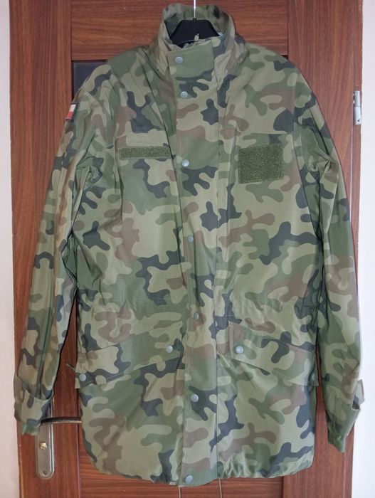 Kurtka wojskowa ubrania ochronnego Goratex z czarnym polarem.