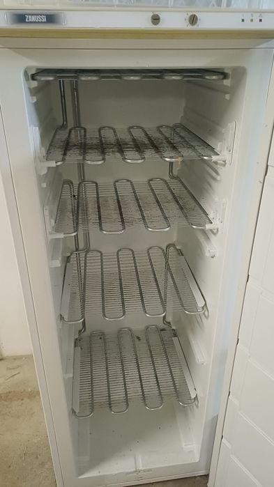 Arca congeladora vertical sem gavetas.