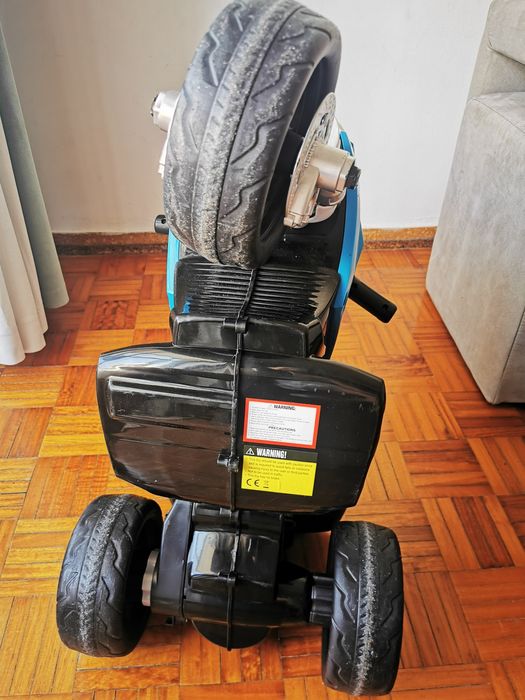 Mota BMW eléctrica com carregador