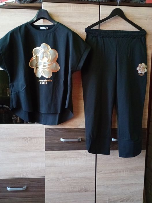 Modny komplet damski  ze złotym kwiatem