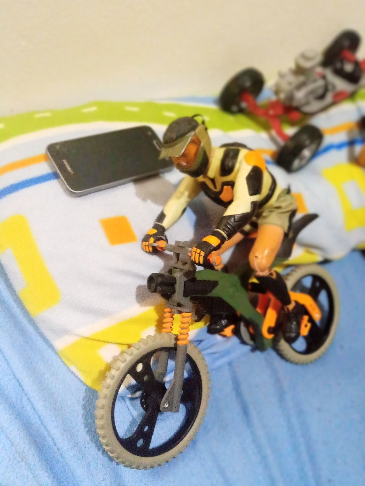 Dois Action Man Extreme skateboard e um Action Man de bicicleta BTT os