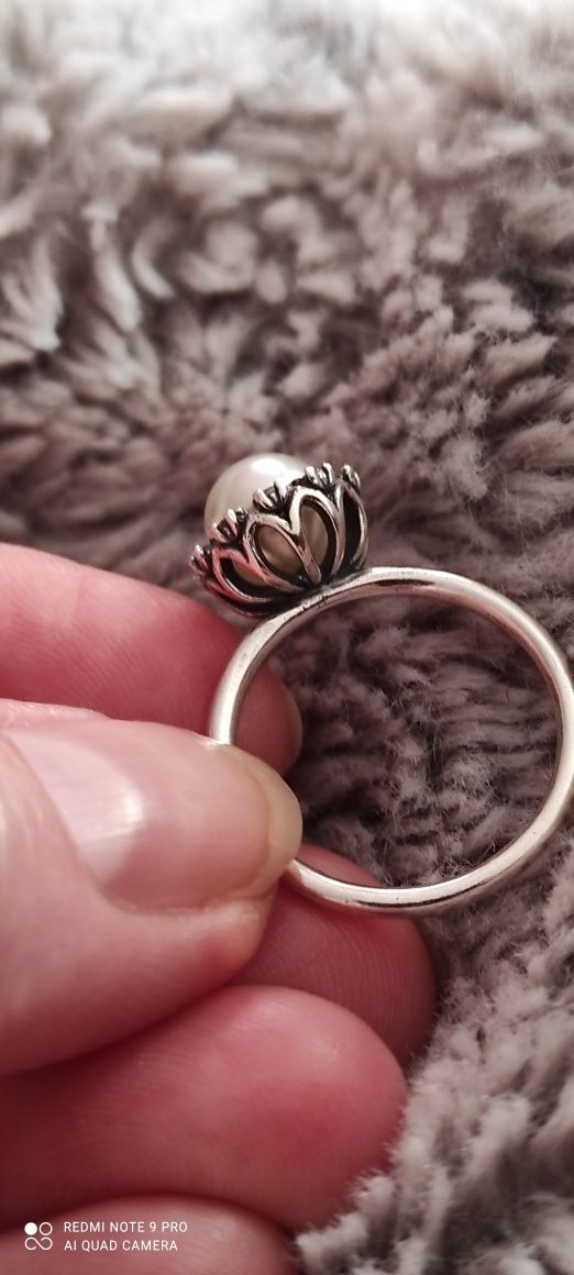 Srebrny pierścionek typu Pandora perełką
