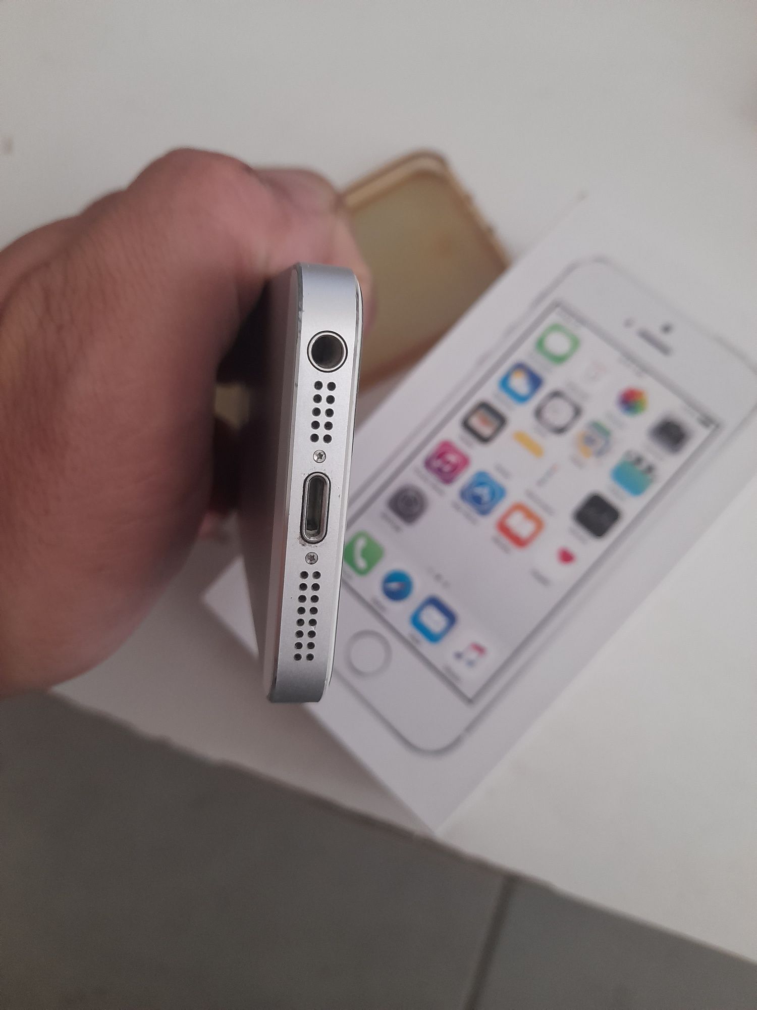 iPhone 5s com caixa impecável