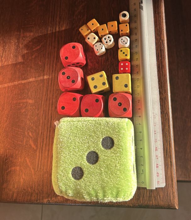 20 kolorowych kostek do gry w różnych rozmiarach