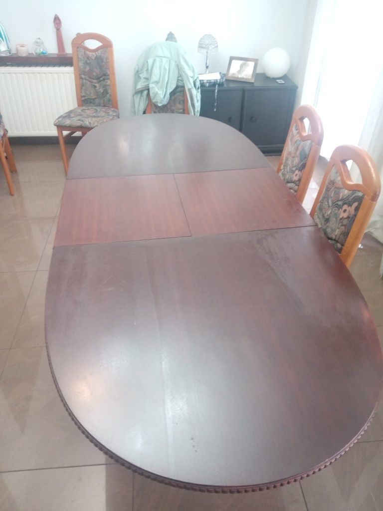 Rozkładany stół drewniany