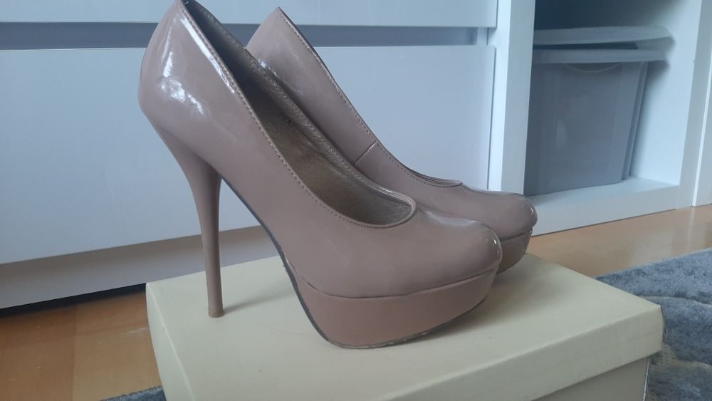 Szpilki lakierowane beżowe platforma 38