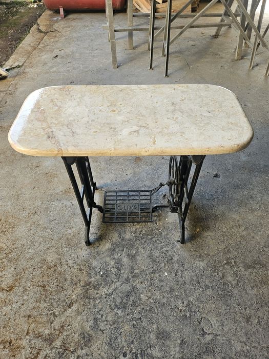 Mesa antiga, pés de maquina de costura e pedra marmore