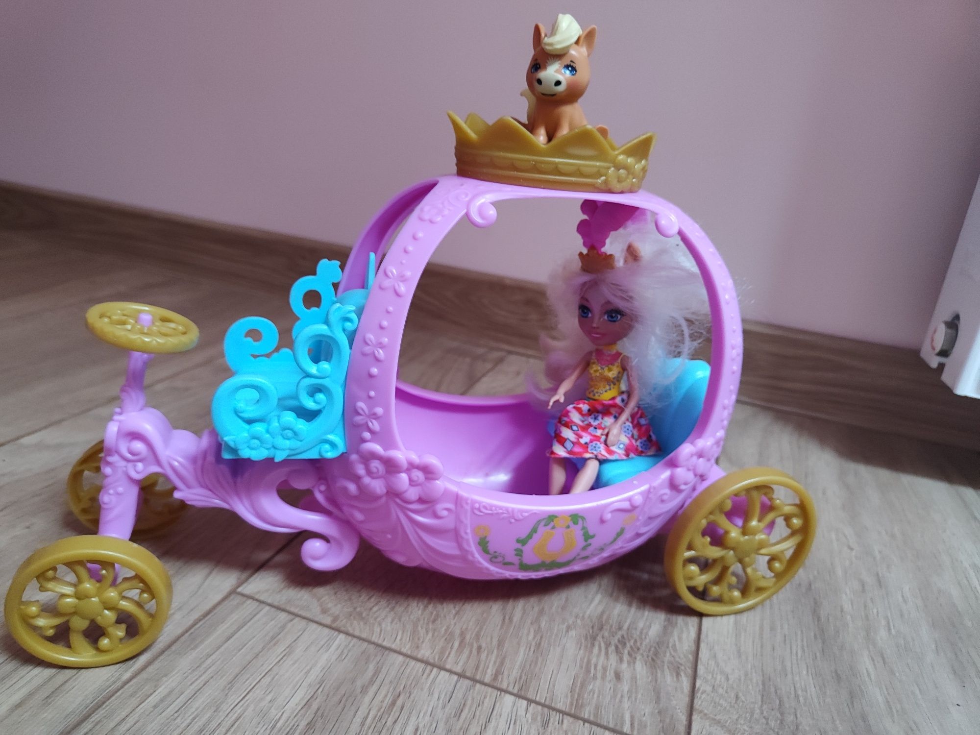 Królewska karoca enchantimals z lalka i zwierzątkiem Mattel