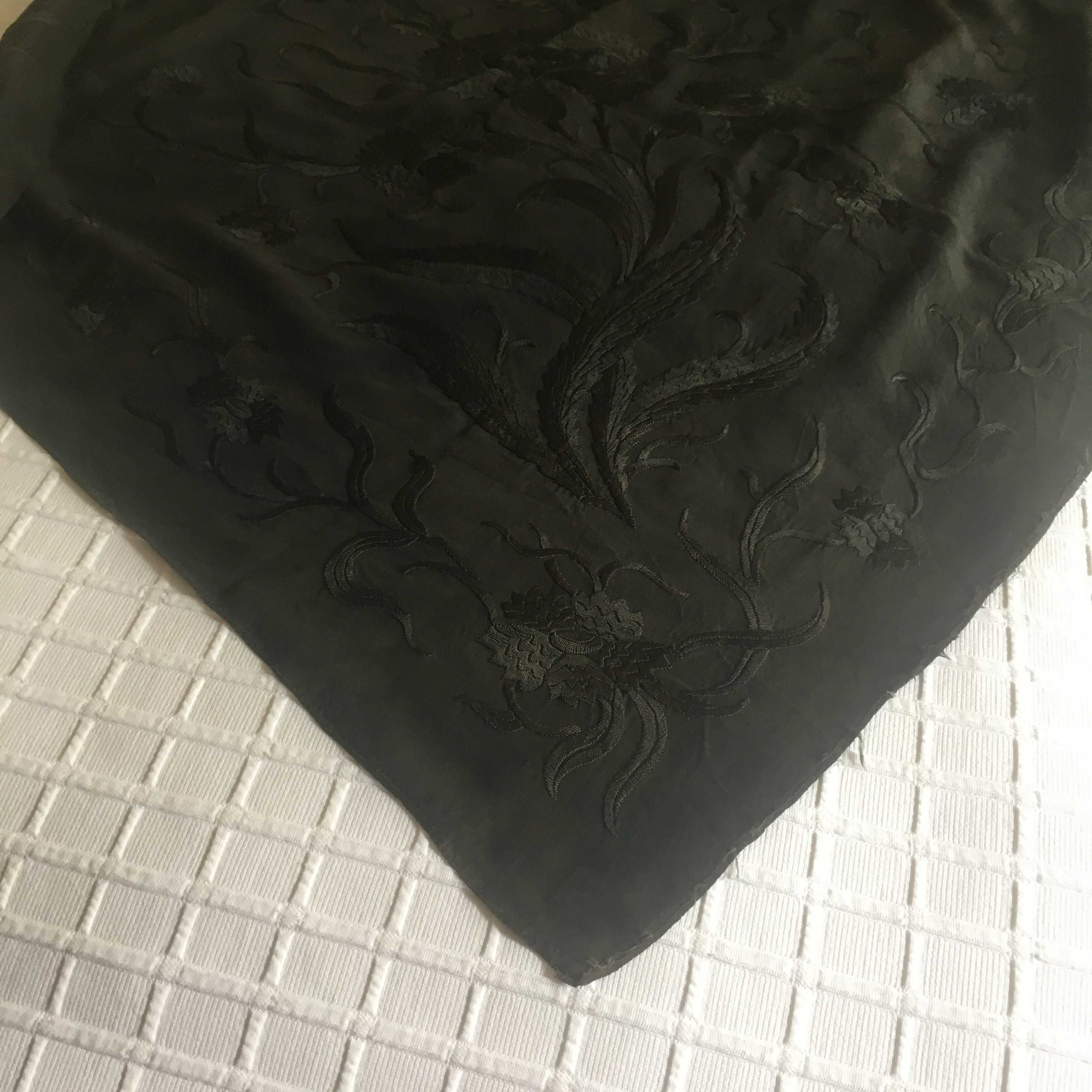Xaile / lenço seda natural bordado à mão muito antigo