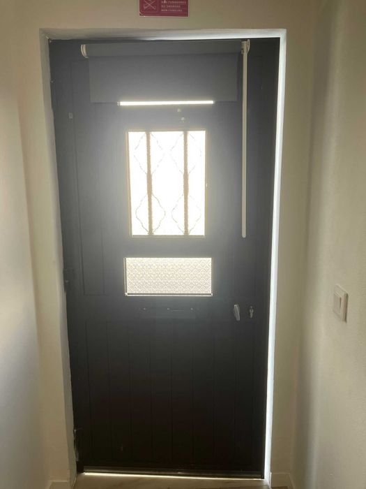 Porta de alumínio castanha com janela – como nova