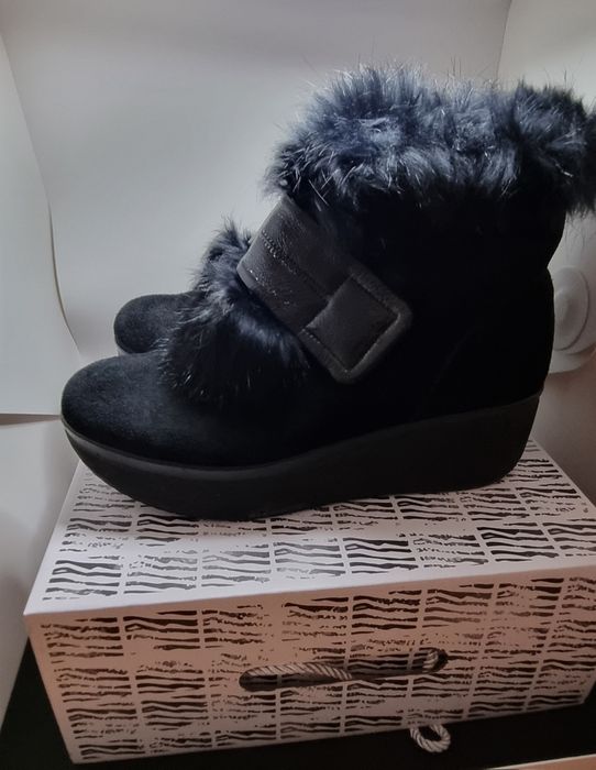 Продам женские замшевые ботинки 40/41