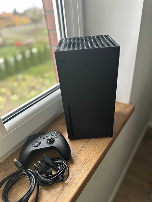 Konsola Xbox Series X 1Tb, pad, kable, akumulator Bardzo dobry stan