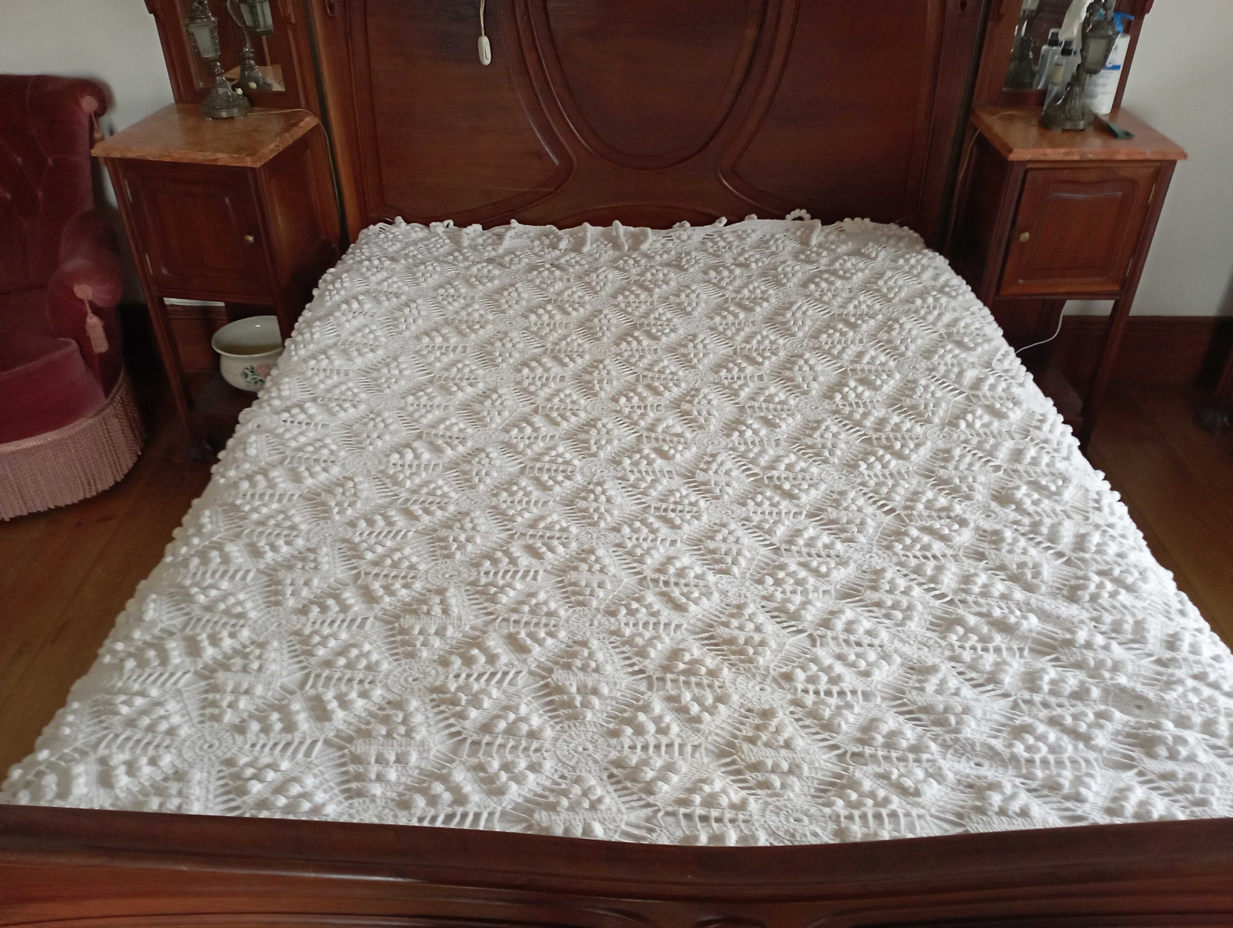 Colcha em crochet feita com algodão branco