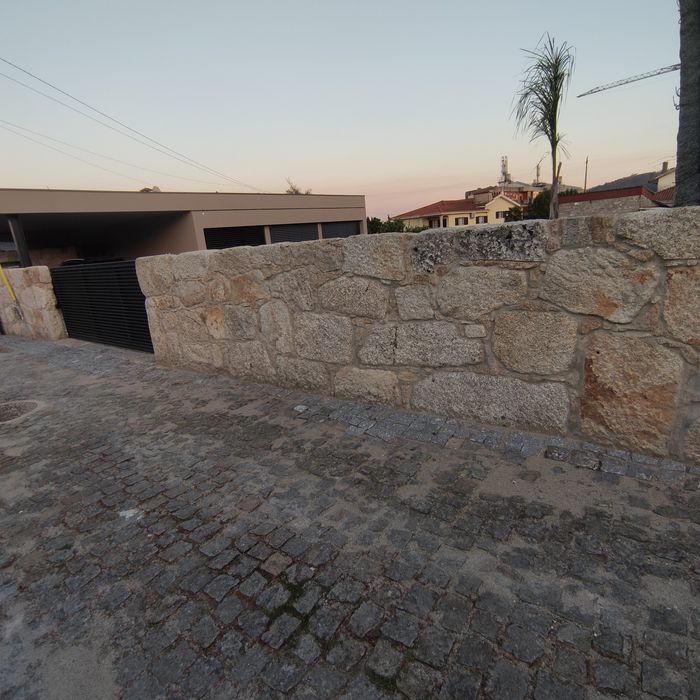 Muros em pedra lavrada.