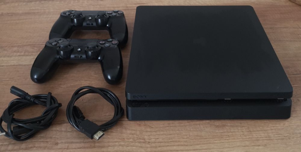 PlayStation 4 slim 1TB +2 pady +gry
