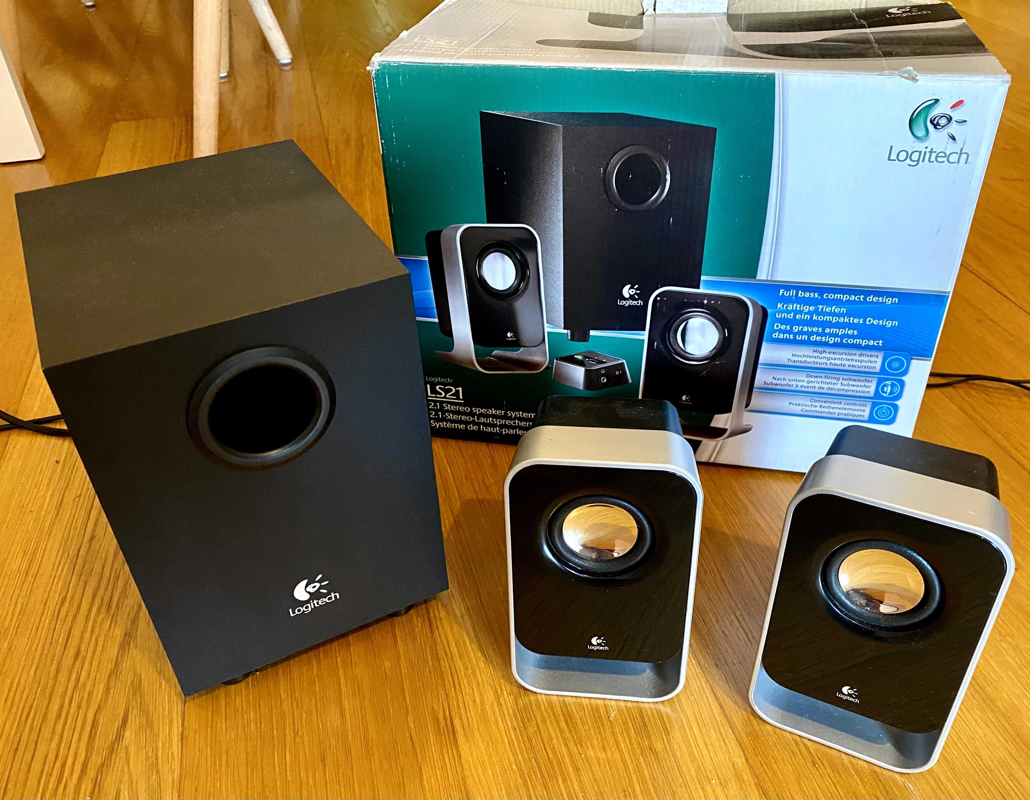 Sistema de som com 2 colunas e subwoofer da marca Logitech