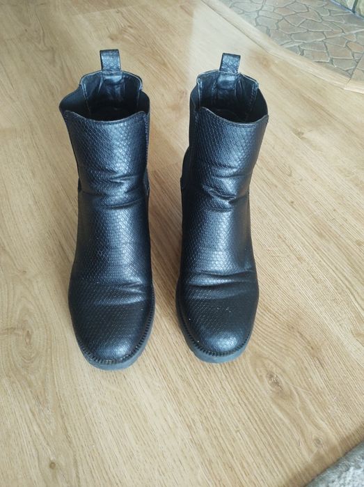 Czarne buty botki na słupku 39