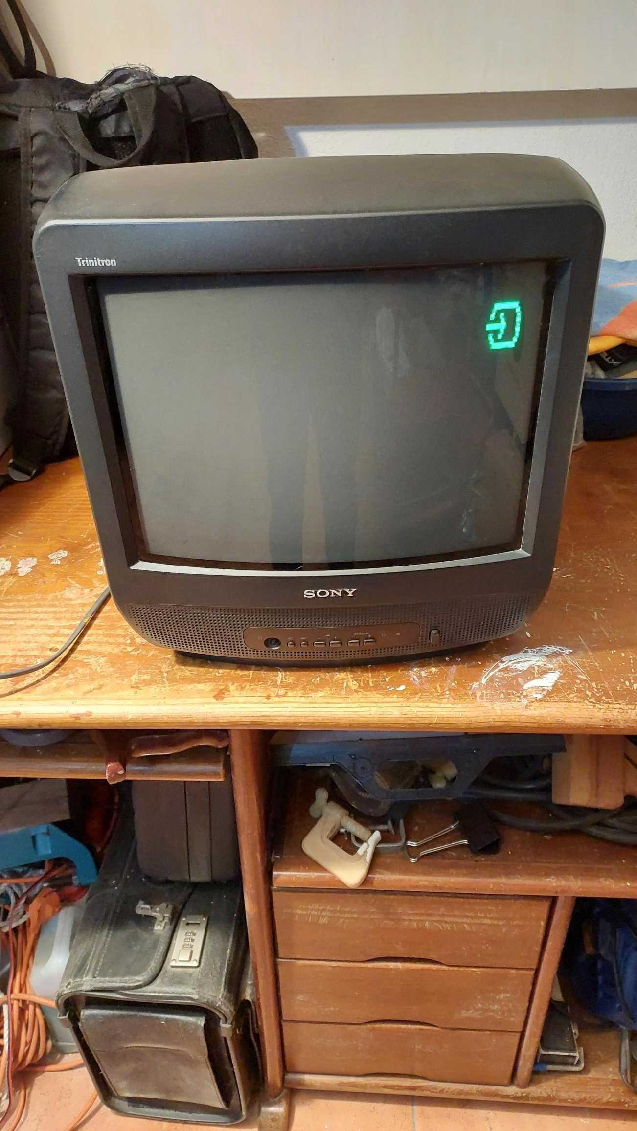 TV CRT 19'' Sony Trinitron, imagem "black matrix", stereo niccam