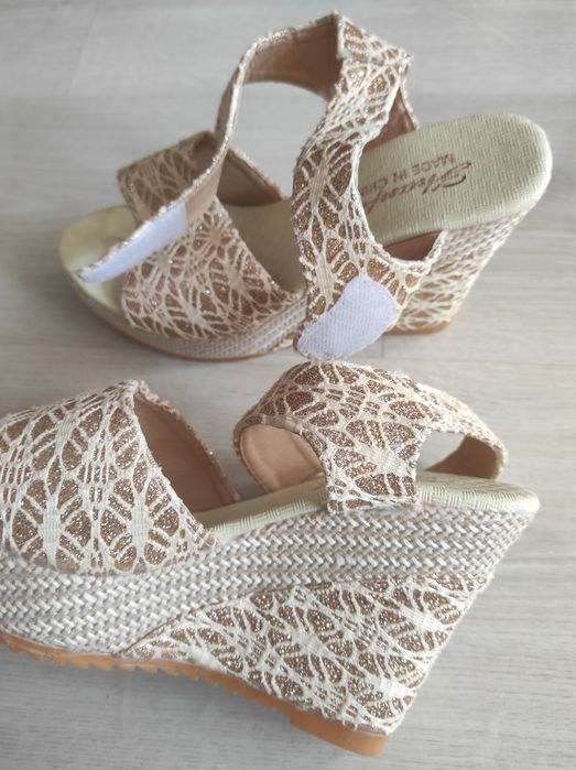 Босоніжки на танкетці