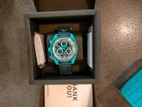 Kosmiczny Styl: Omega x Swatch SO33L103 Polar Lights
