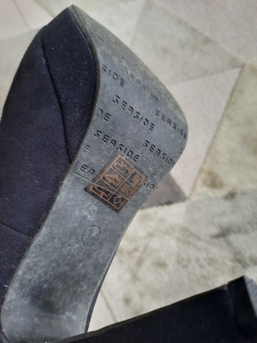 Sapatos pretos de salto alto novos, mas vintage