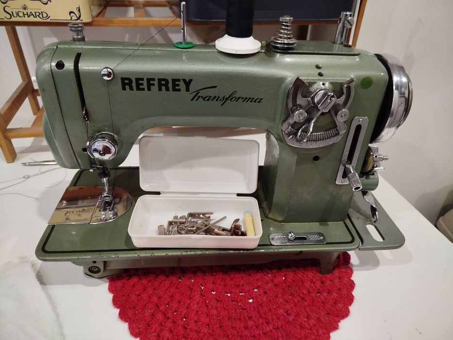 Máquina de costura refrey transforma