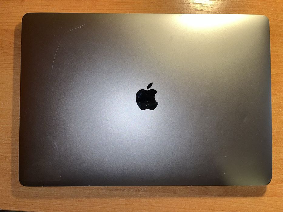 MacBook Pro 15” (2018) — i7 / 16GB RAM / SSD + ładowarka