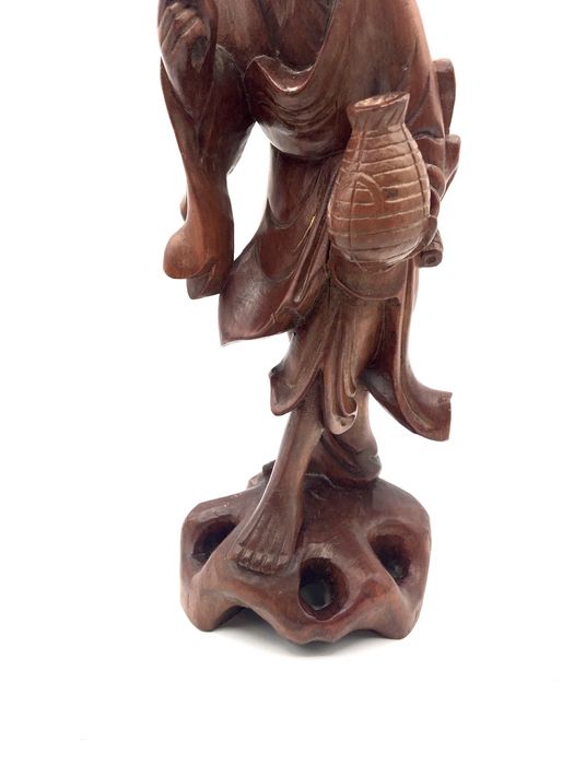 Escultura oriental em madeira zodiaca