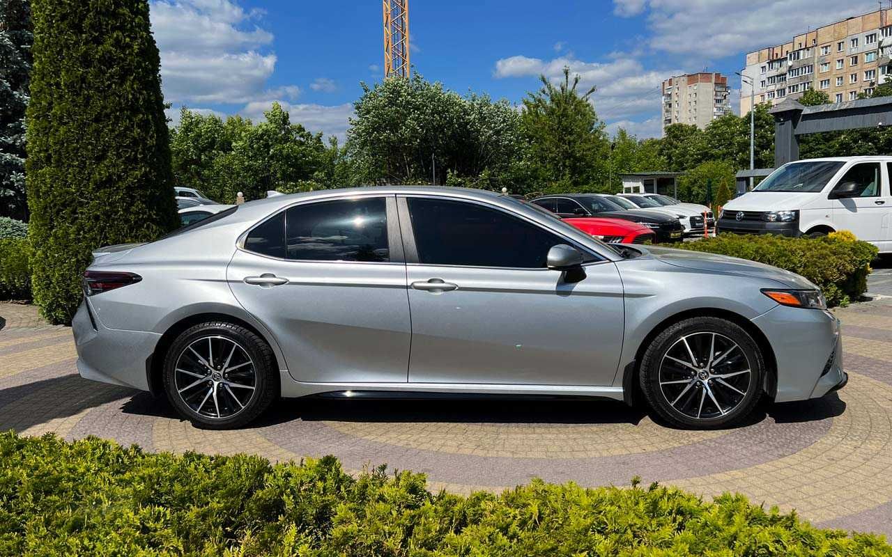 Toyota Camry 2021