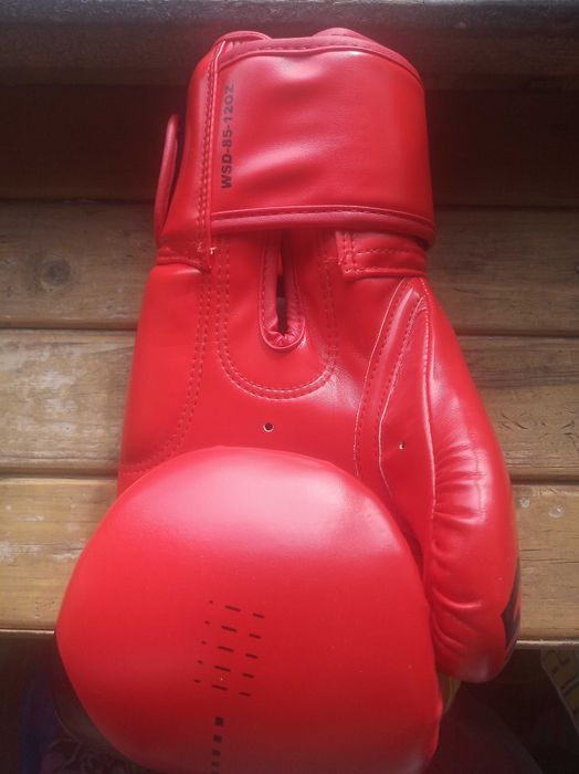 Перчатки боксерские р 12Oz запястье ширина от 8.5 длина 22см красно-зо