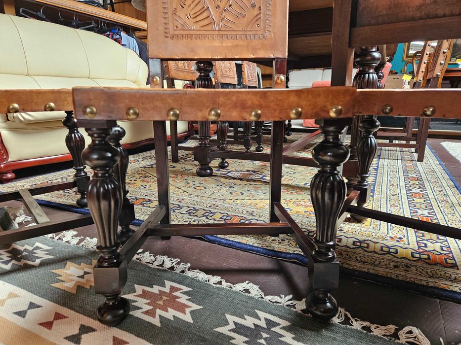 Cadeiras antigas em madeira e couro - óptimo estado geral -