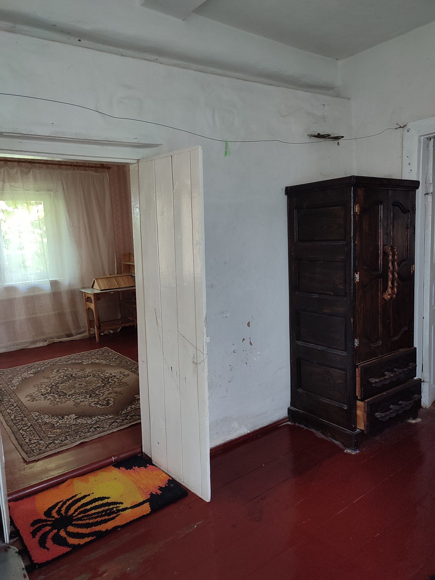 Продається будинок в житловому стані.