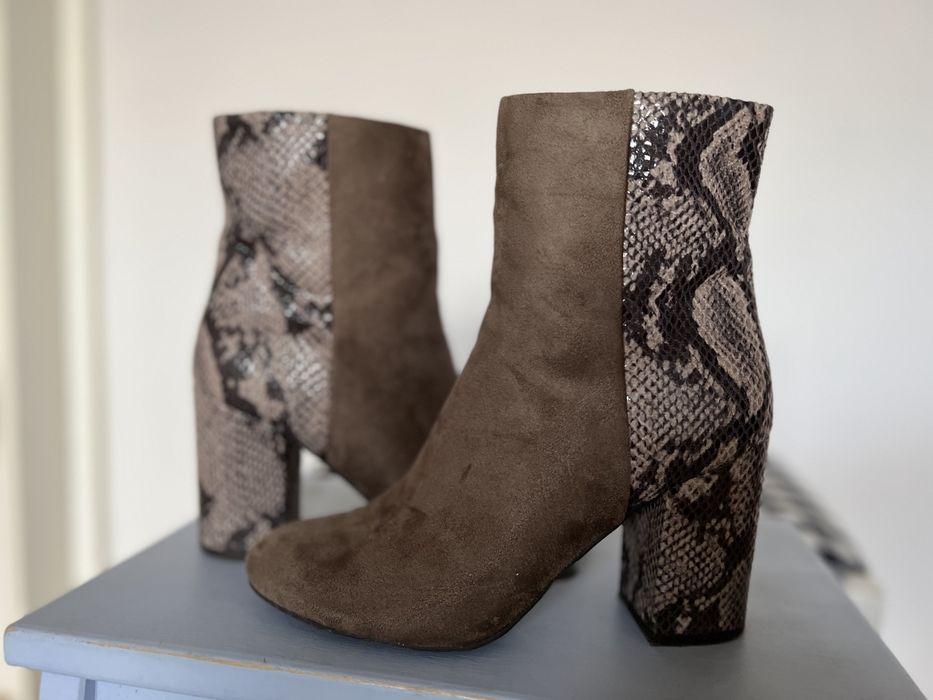 Botki z imitacją skóry węża