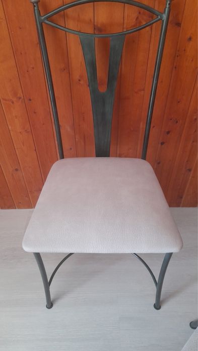 Mesa de jantar em vidro com cadeiras