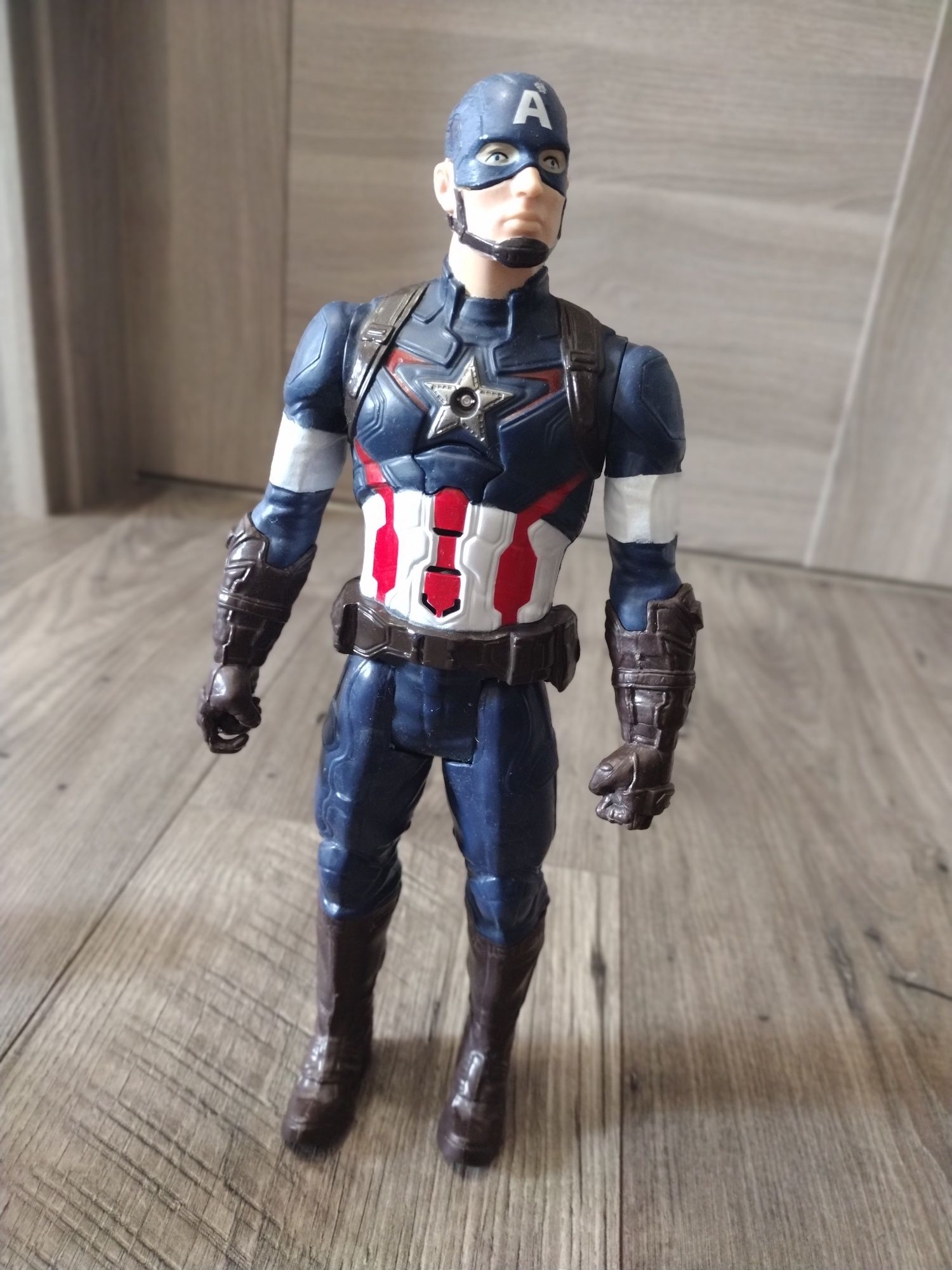Figurka kapitana Ameryki z serii Marvell