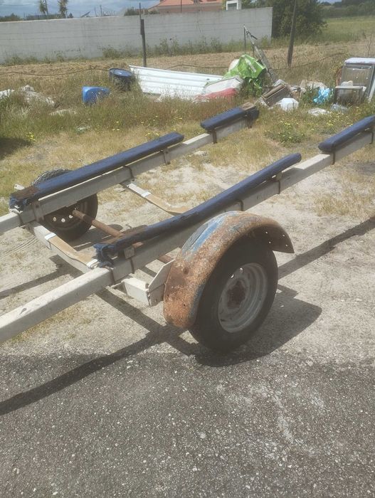 Atrelado barco  - suporta embarcações até 5,6m.  Sem matricula